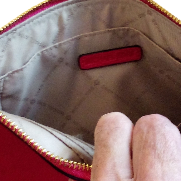 Michael Kors - NWOT- Large Pebbled Leather, Wristlet, Dust Bag, 6 Card Slots, - Picture 4 of 9